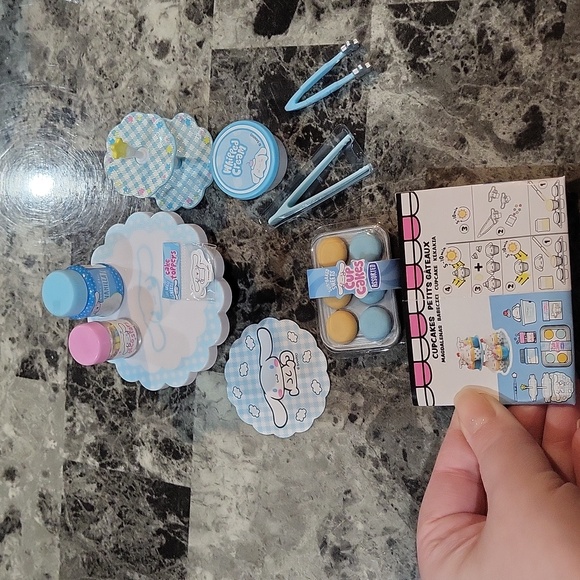 Miniverse Make It Mini Hello Kitty & Friends Cupcakes - Picture 2 of 4